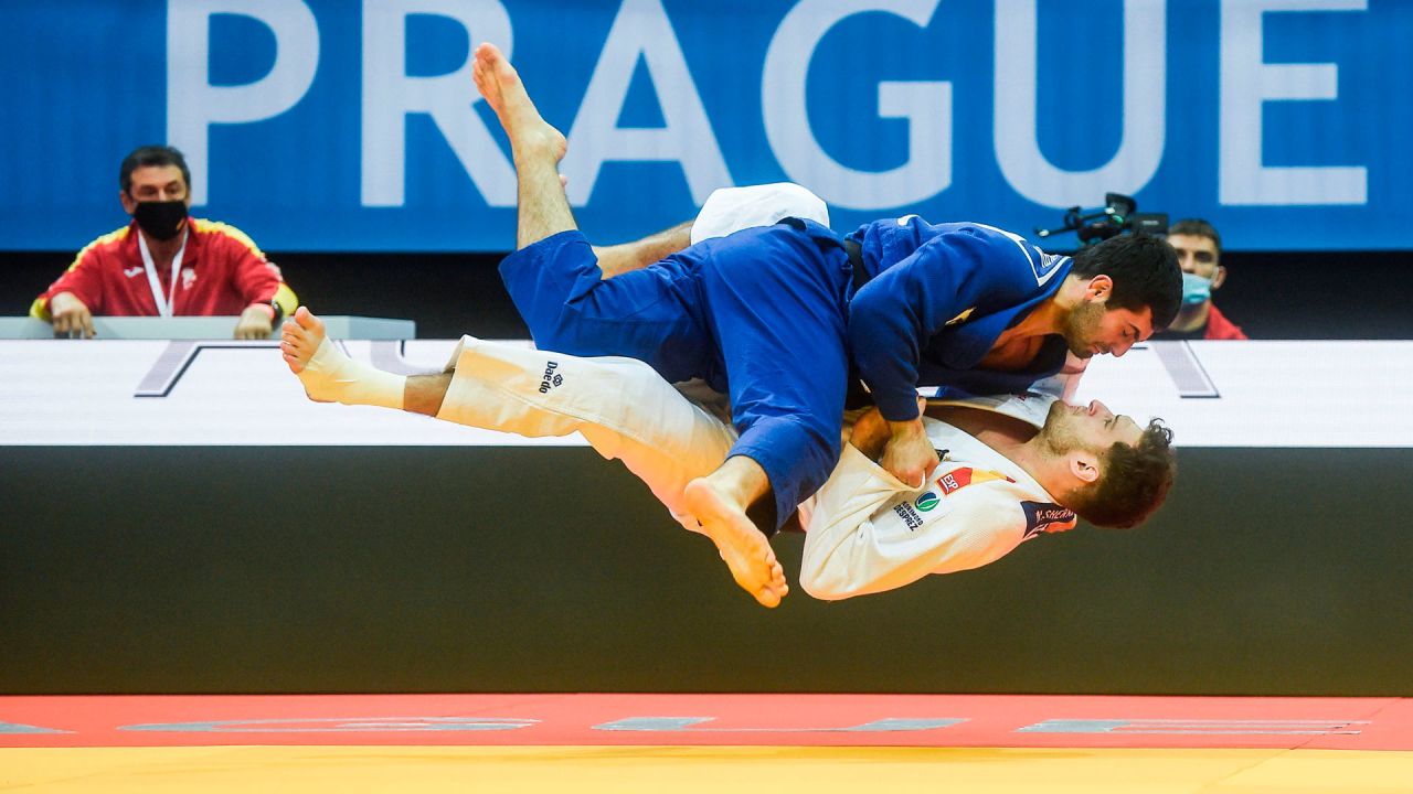 El ruso Mikhail Igolnikov (azul) compite con el español Nikoloz Sherazadishvili durante los cuartos de final de la categoría de peso masculino de menos de 90 kg en el Campeonato Europeo de Judo 2020 en Praga. | Foto:Michal Cizek / AFP