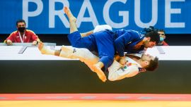 El ruso Mikhail Igolnikov (azul) compite con el español Nikoloz Sherazadishvili durante los cuartos de final de la categoría de peso masculino de menos de 90 kg en el Campeonato Europeo de Judo 2020 en Praga.