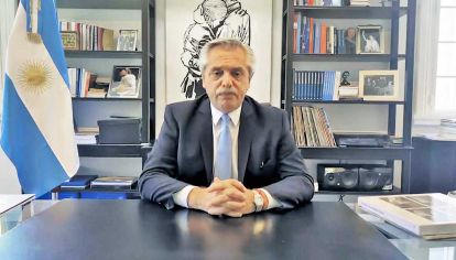 COMPROMISO. Fernández firmó un documento elaborado por los organizadores del evento.