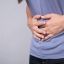 La gastritis aguda causada por los medicamentos antiinflamatorios no esteroides o por el alcohol puede aliviarse dejando de consumir esas sustancias.