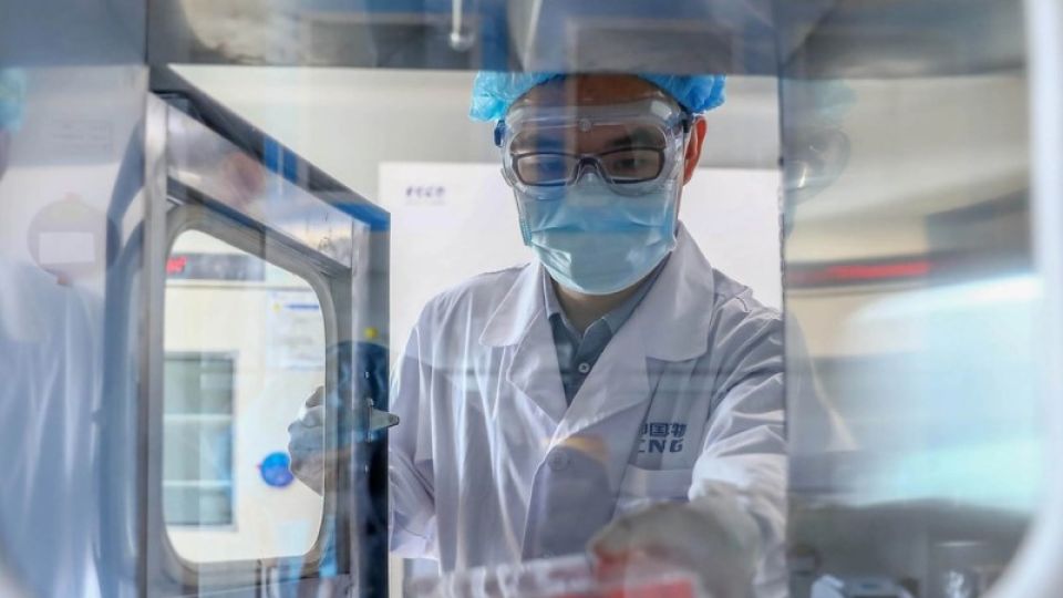 EN CARRERA. La vacuna china está Fase 3 y se está probando en Argentina (entre otros países), a través de la Fundación Huésped.