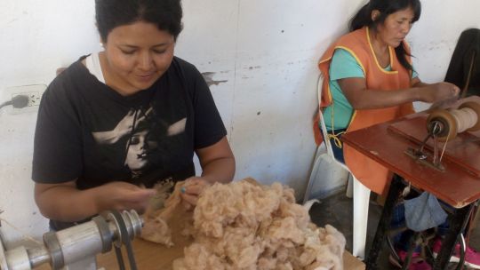 Conocé el proyecto textil que ayuda a mujeres de todo el país