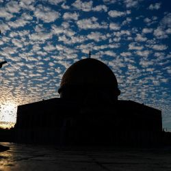 Un palestino es fotografiado fuera de la Cúpula de la Roca en el complejo de la mezquita de al-Aqsa, el tercer lugar más sagrado del Islam, en la ciudad vieja de Jerusalén. | Foto:Ahmad Gharabli / AFP