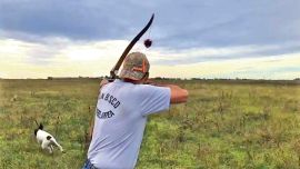 Pura adrenalina. El pointer levanta la perdiz y el arquero se dispone a realizar su disparo: precisión y rapidez de reacción son indispensables.