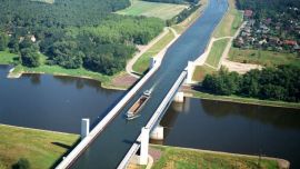 Antes de su construcción, las embarcaciones debían realizar una compleja ruta.