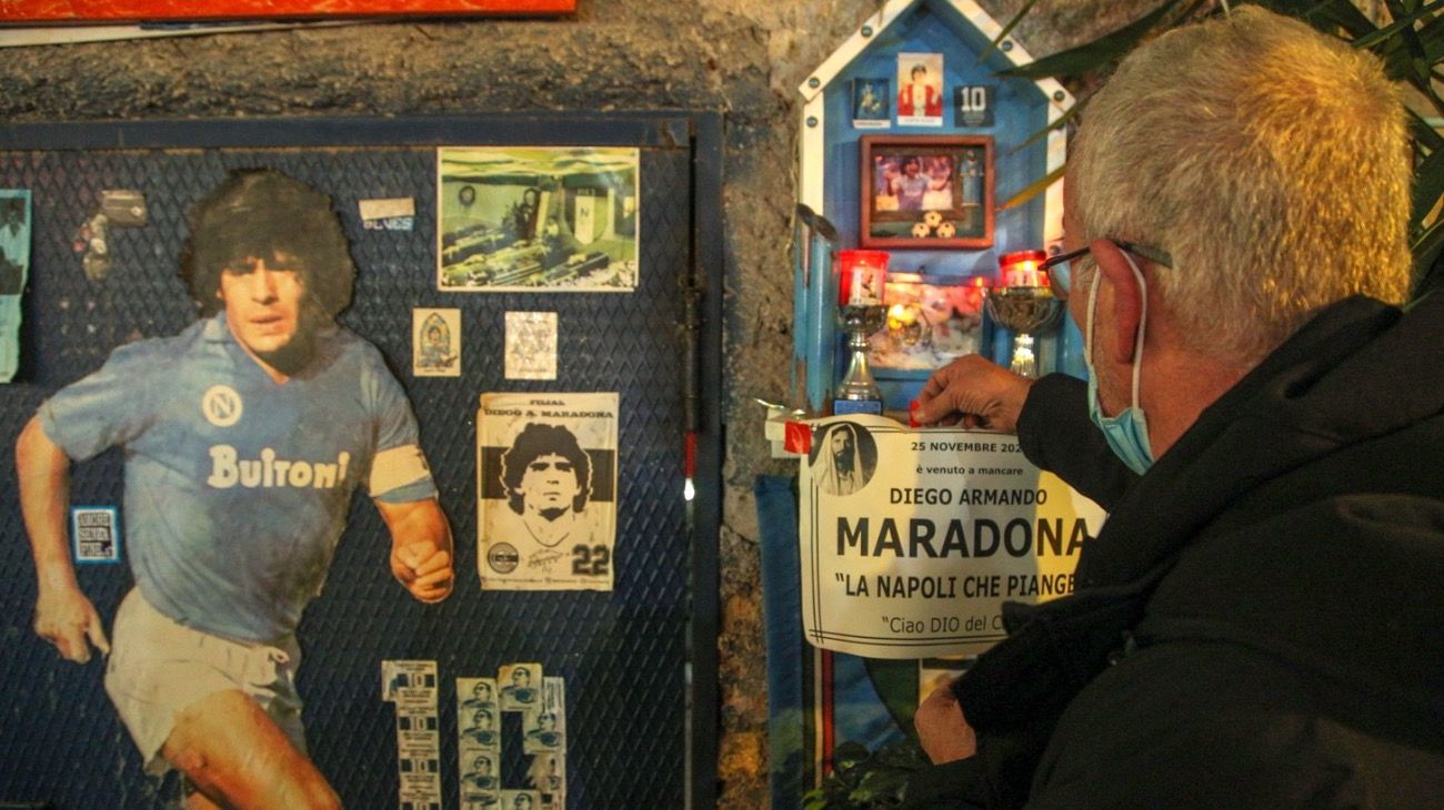 Miles de napolitanos despiden a su ídolo Maradona, en Quartieri Spagnoli (Barrio Español) donde está "el altar histórico" a Diego Maradona.