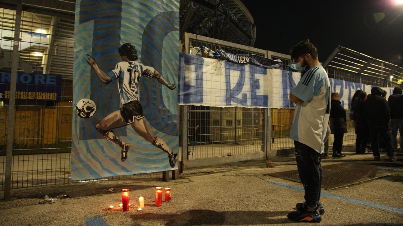 En Nápoles, en las afueras del estadio San Paolo, fans de Maradona lloran a su ídolo.