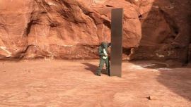 Tras aterrizar, el personal pudo acercarse al monolito, el cual estiman que mide entre 3 y 3,6 metros de altura.