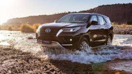 Por fuera podemos ver que la nueva SW4 cuenta con ópticas, parrilla y paragolpes renovados.