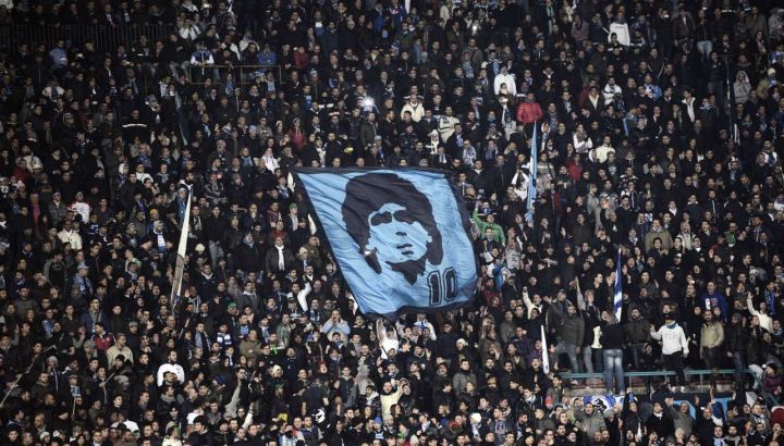 Bandera del Nápoli en homenje a Maradona