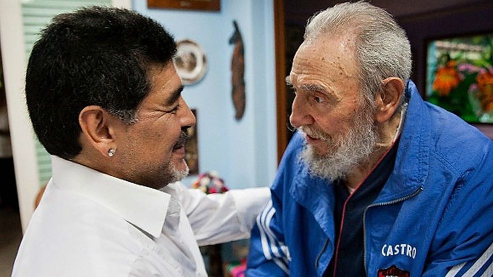 Archivo. Diego Maradona junto a Fidel Castro.