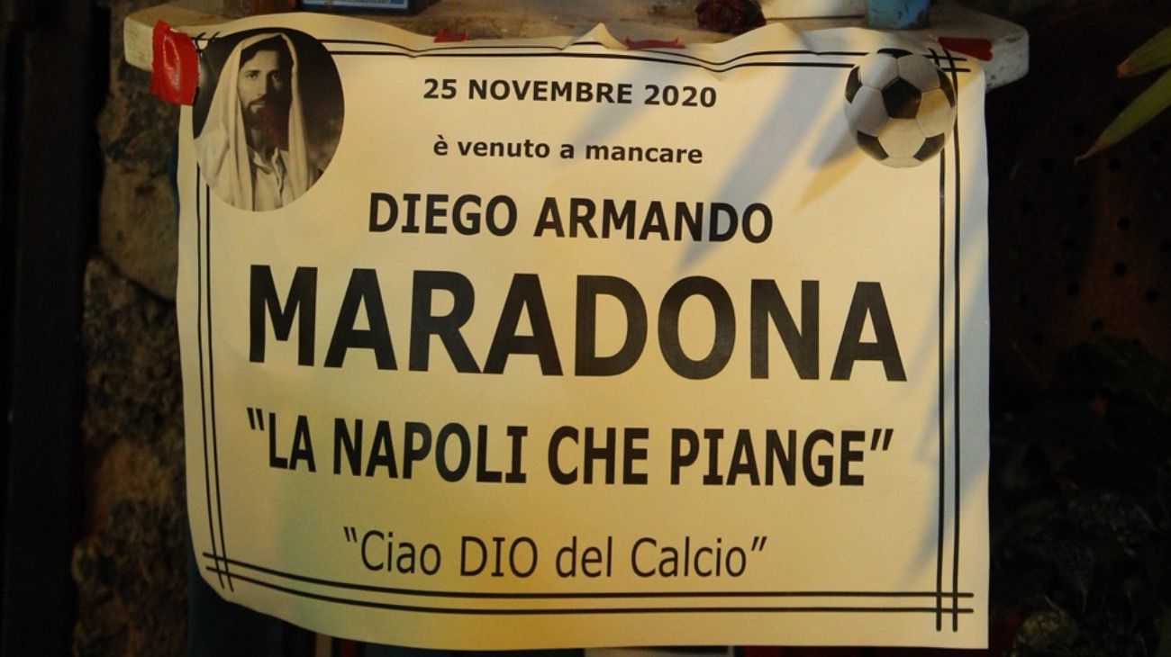 En Nápoles, ya la ciudad inició la vigilia en homenaje a Maradona, el ídolo indiscutido de esa ciudad.