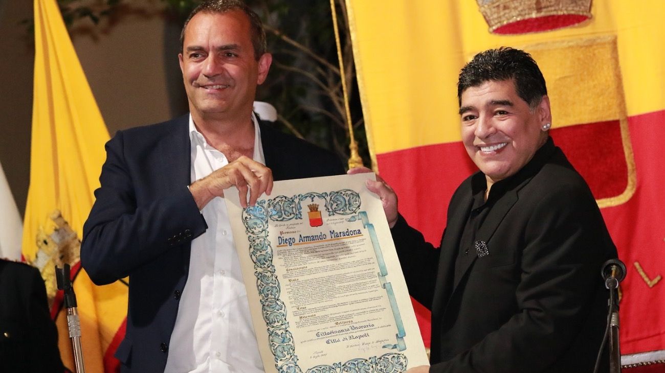 En Nápoles, en noviembre de 2017, Maradona se convierte en "ciudadano honorario". El alcalde Luigi De Magistris le da el diploma.