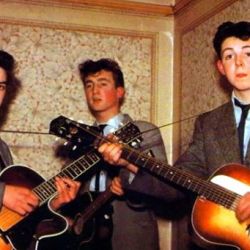 Con 15 años apenas cumplido, Harrison formò parte de una banda junto a John Lennon y Paul McCartney