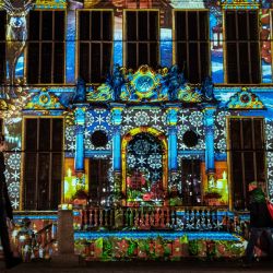 Bremen: los transeúntes pasan por la iluminada Haus Schuetting. Artistas internacionales proyectan imágenes en varios edificios de Bremen bajo el lema  | Foto:Sina Schuldt / DPA