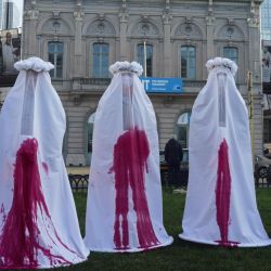 Bélgica, Bruselas: manifestantes vestidos con trajes mientras participan en una protesta frente al Parlamento Europeo en apoyo de las mujeres polacas contra la prohibición del aborto en Polonia. | Foto:Ophelie Delarouzee / BELGA / DPA