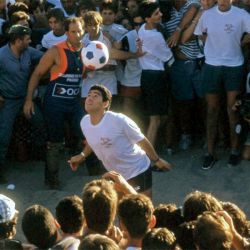 Maradona en Pinamar en 1996, fotografiado por Cabezas. | Foto:José Luis Cabezas