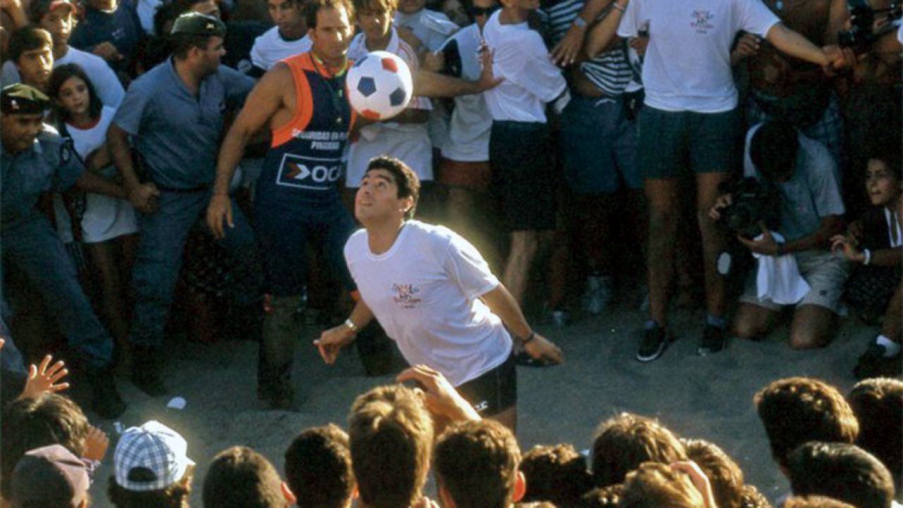 Maradona en Pinamar en 1996, fotografiado por Cabezas. | Foto:José Luis Cabezas