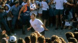 Maradona en Pinamar en 1996, fotografiado por Cabezas