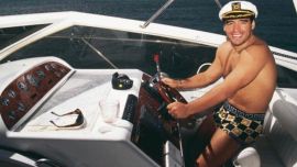 En Europa, timoneando una lancha Princess.