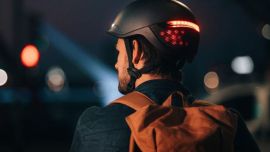 Faro emplea un diseño elegante con líneas sencillas y luces de seguridad en las partes trasera y delantera para mejorar la visibilidad de los ciclistas.