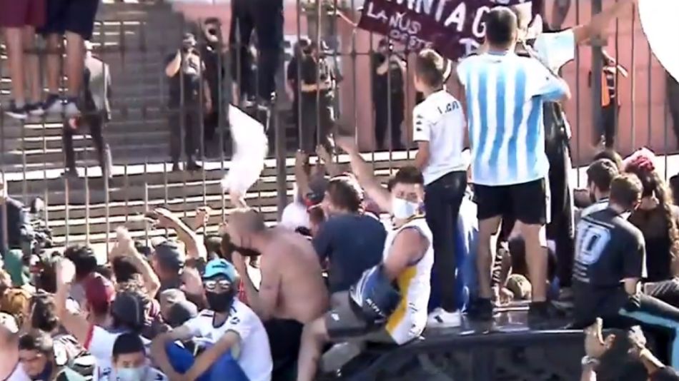 La gente en las rejas de Casa Rosada, mientras la policía trata de organizar la salida del cuerpo de Diego Maradona rumbo a Bella Vista.