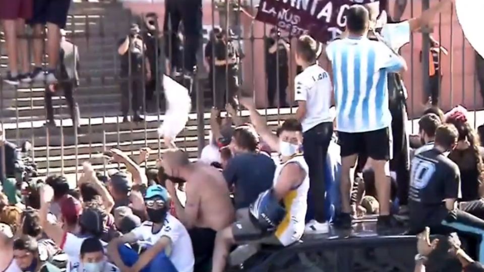 La gente en las rejas de Casa Rosada, mientras la policía trata de organizar la salida del cuerpo de Diego Maradona rumbo a Bella Vista.