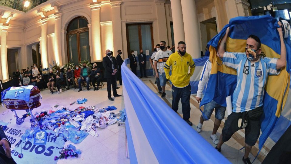 UNA MULTITUD FUE A DESPEDIR A MARADONA A CASA ROSADA. //NA