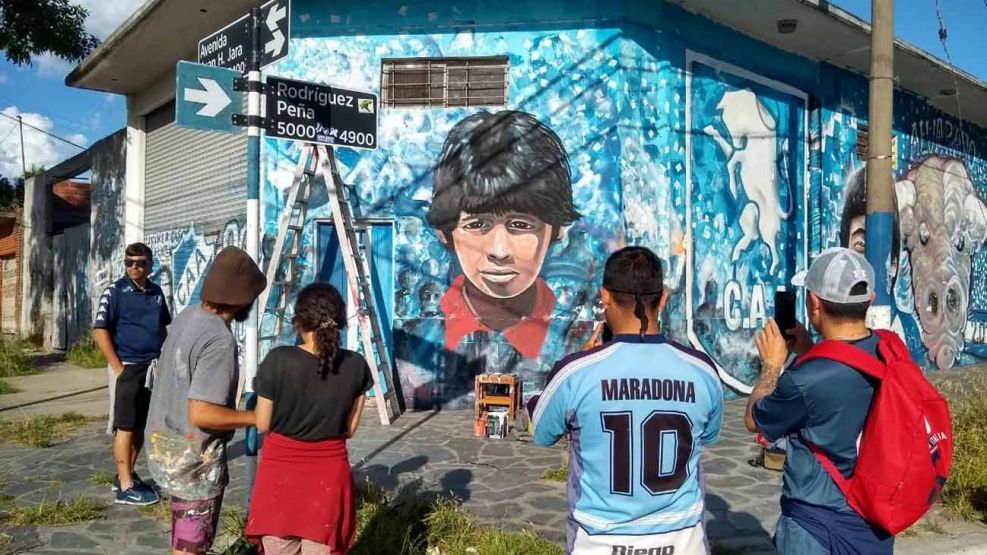 mural con el rostro de Diego Maradona 20201126