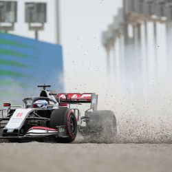 El piloto francés de Haas F1, Romain Grosjean, se sale de la pista durante la primera sesión de práctica antes del Gran Premio de Fórmula Uno de Bahrein en el Circuito Internacional de Bahrein en la ciudad de Sakhir. | Foto:TOLGA BOZOGLU / POOL / AFP