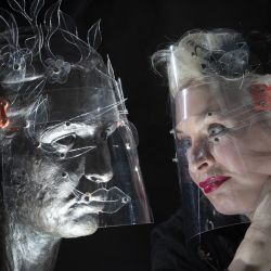 Escocia: la artista Boo Paterson modela algunos de los protectores faciales a medida que se inspiró para crear durante el bloqueo del Coronavirus. | Foto:Jane Barlow / PA Wire / DPA