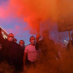 La gente participa en una manifestación convocada por propietarios de restaurantes y clubes nocturnos para pedir la facilidad de las medidas tomadas para detener la propagación de la pandemia Covid-19 causada por el nuevo coronavirus, en Marsella, sureste de Francia. | Foto:Clement Mahoudeau / AFP