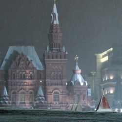 La gente camina bajo una nevada en una Plaza Roja cubierta de nieve en el centro de Moscú. - Rusia confirmó 25,487 nuevos casos de Covid-19. | Foto:Kirill Kudryavtsev / AFP