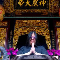 Esta foto muestra a Jack Tung, baterista y fundador de la banda taiwanesa de death metal 'Dharma' rezando en el templo Baoan en Taipei. - El concierto comenzó con una monja cantando en el escenario, pero de repente estalló en un muro de ruido desatado por guitarras distorsionadas y sutras gritos: el sonido único de la primera banda budista de death metal de Taiwán. | Foto:Sam Yeh / AFP