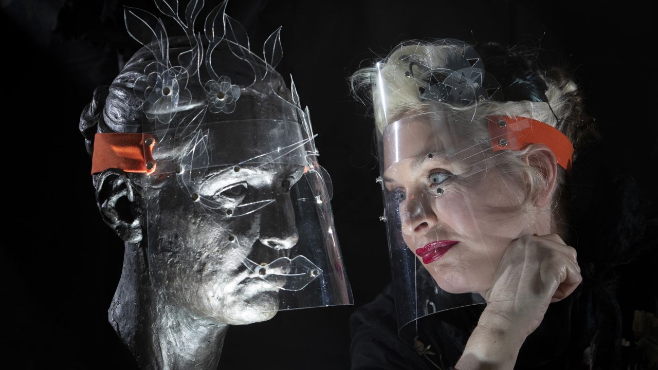Escocia: la artista Boo Paterson modela algunos de los protectores faciales a medida que se inspiró para crear durante el bloqueo del Coronavirus. | Foto:Jane Barlow / PA Wire / DPA