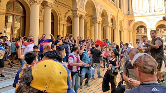 Incidentes internos. Los manifestantes coparon el Patio de Las Palmeras. Lograron sortear la seguridad de la calle Balcarce y también el ingreso de Rivadavia.