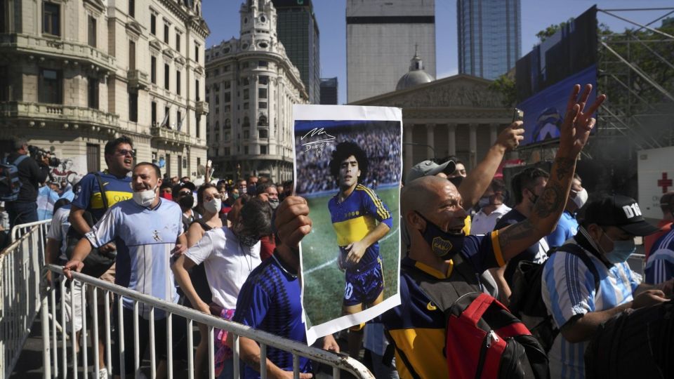 Masses Mourn Maradona In Argentina, Upending Covid Restrictions