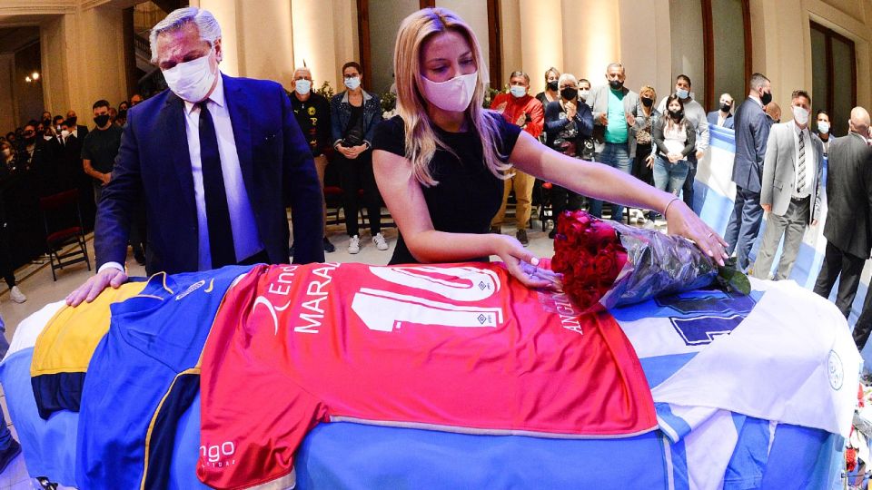Alberto Fernández y Fabiola Yañez en el velorio de Maradona en Casa Rosada
