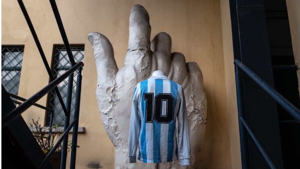 En Turín, el 9 de diciembre de 2020, salen a remate casacas que Maradona usó en Boca, en la Selección, en el Barça, y en el Napoli.