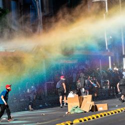Los manifestantes son rociados por un cañón de agua de la policía antidisturbios durante los enfrentamientos tras una protesta contra el gobierno del presidente chileno Sebastián Piñera en Santiago. | Foto:Martin Bernetti / AFP