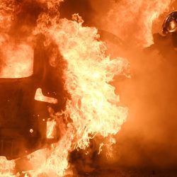 Los bomberos intentan apagar el fuego desde un automóvil durante una protesta contra el proyecto de ley de 'seguridad global', cuyo artículo 24 tipificaría como delito la publicación de imágenes de policías en servicio con la intención de dañar su 'integridad física o psicológica', en París. | Foto:Alain Jocard / AFP