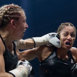 La boxeadora francesa Estelle Yoka-Mossely lucha contra la francesa Emma Gongora, durante su combate de boxeo por el campeonato internacional de peso ligero en Nantes, en el oeste de Francia. | Foto:Loic Venance / AFP