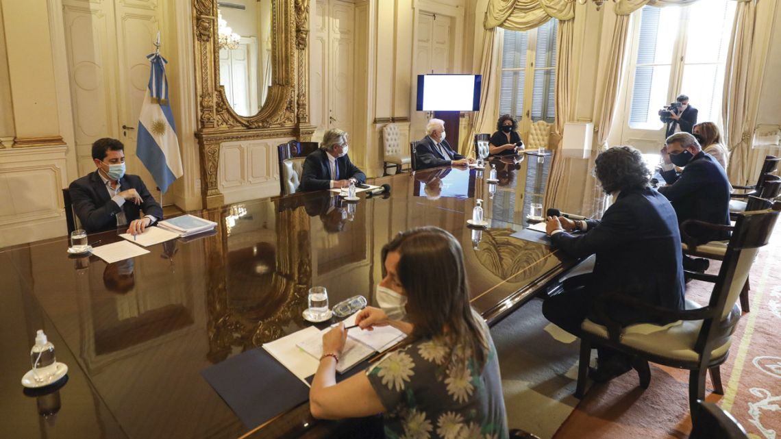 President Alberto Fernández heads the first meeting of the Vaccination Committee on Tuesday in the Eva Perón Room of Government House, with Cabinet Chief Santiago Cafiero, Health Minister Ginés González García, Defence Minister Agustín Rossi, Interior Minister Eduardo de Pedro and Security Minister Sabina Frederic in attendance. Also present: Health Access Secretary Carla Vizzotti and presidential advisor Cecilia Nicolin