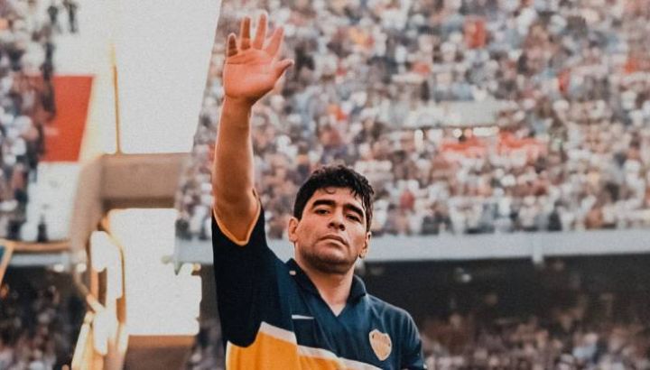 Maradona saluda, irónicamente, a la platea de River. Su último partido como profesional fue en el Monumental.