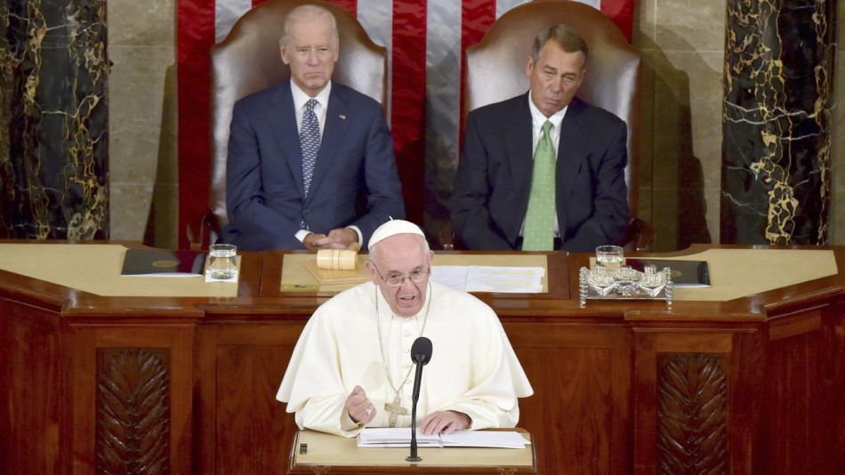 Capitolio 2015. El presidente del Senado aplaude a Francisco.