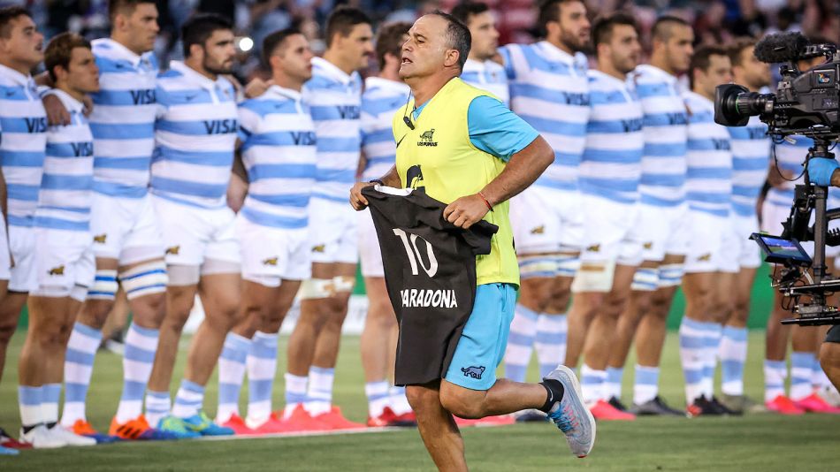 Los All Blacks homenajeron a Maradona con una camiseta negra y luego aplastaron a Los Pumas por el Tres Naciones.