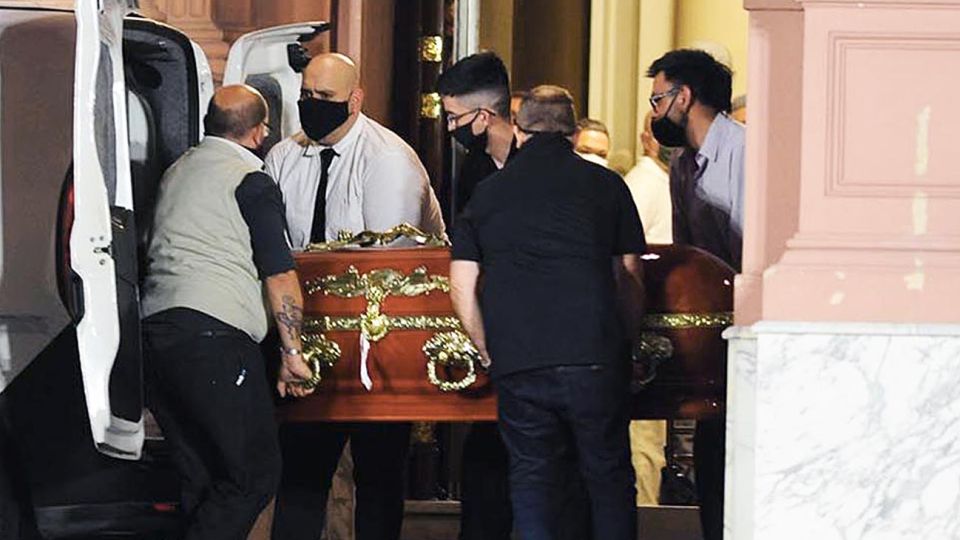Indignante. Claudio Fernández, su hijo Ismael y Diego Molina cargan el cajón de Diego Maradona luego de finalizado el velatorio en la Casa Rosada. Después los echaron.
