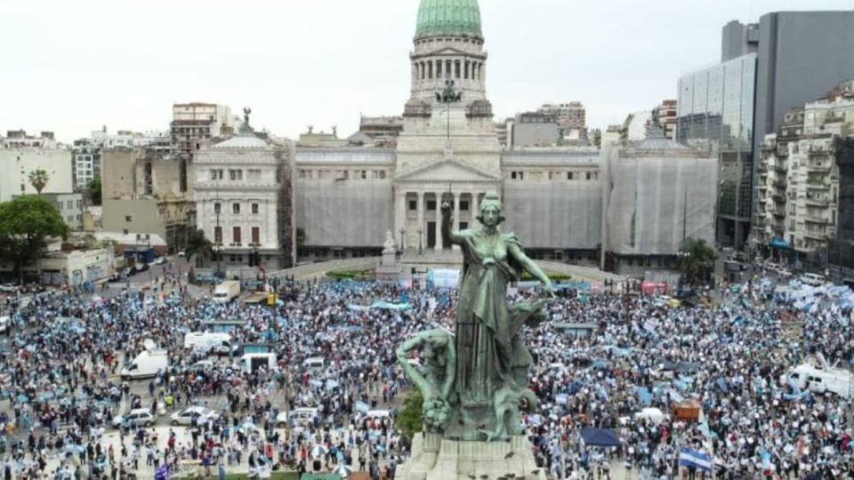 Marcha "celeste" en rechazo del proyecto del aborto en el Congreso.