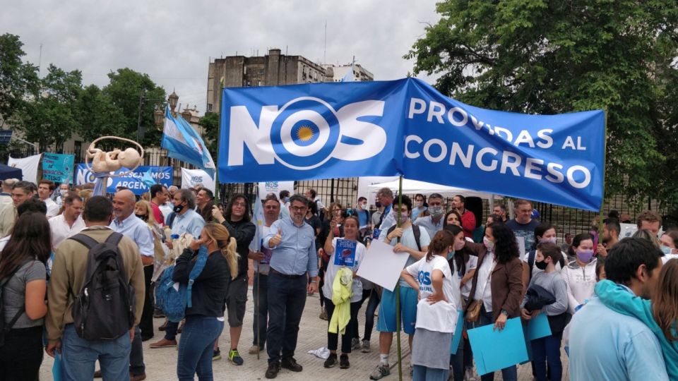 Militantes anti-aborto protestan frente al Congreso por el proyecto de ley que impulsa el Gobierno.