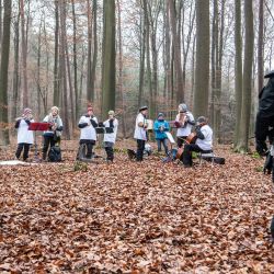 Un pequeño Oechster hace música para apoyar a los activistas durante una importante operación policial para limpiar el bosque Dannenroeder, que está ocupado por activistas medioambientales para protestar contra la construcción de la A49. | Foto:Boris Roessler / DPA